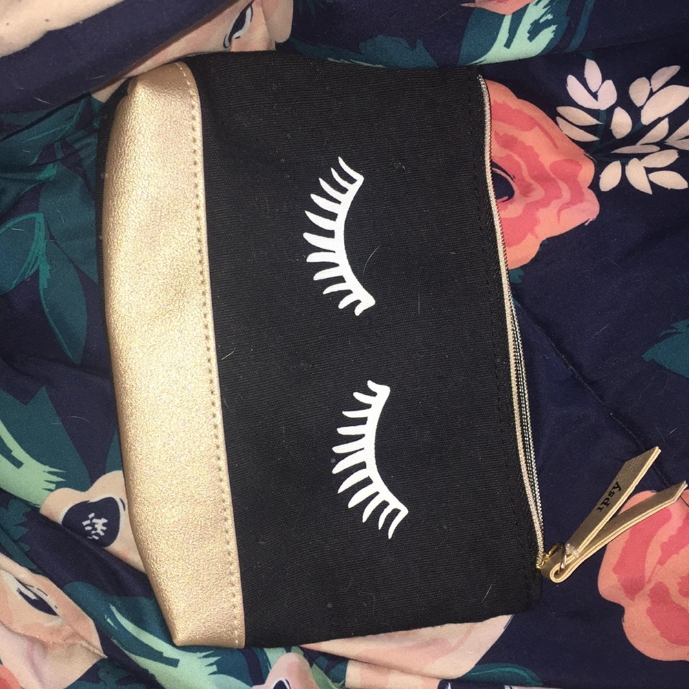 Small Ipsy bag.